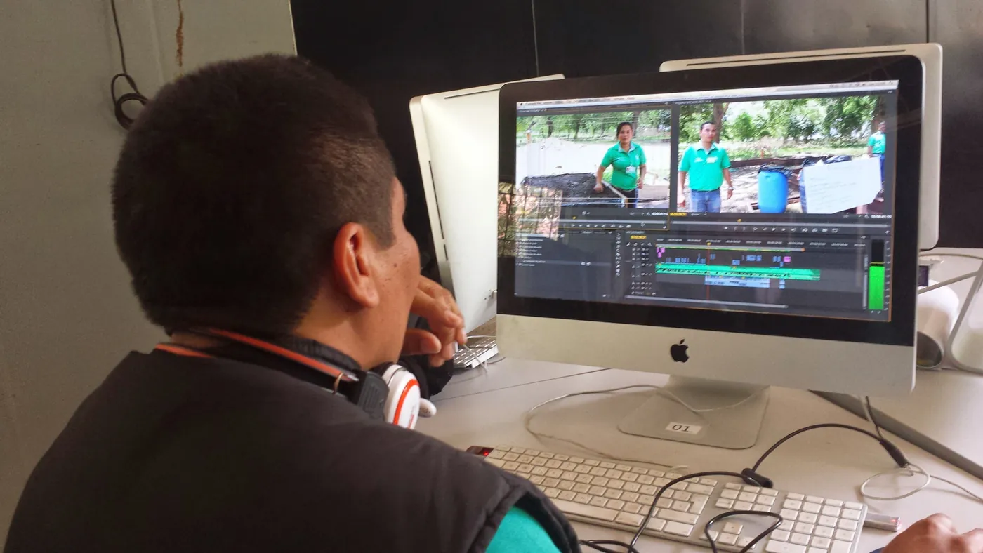 Editor de JMG revisa el montaje de un video en un computador.