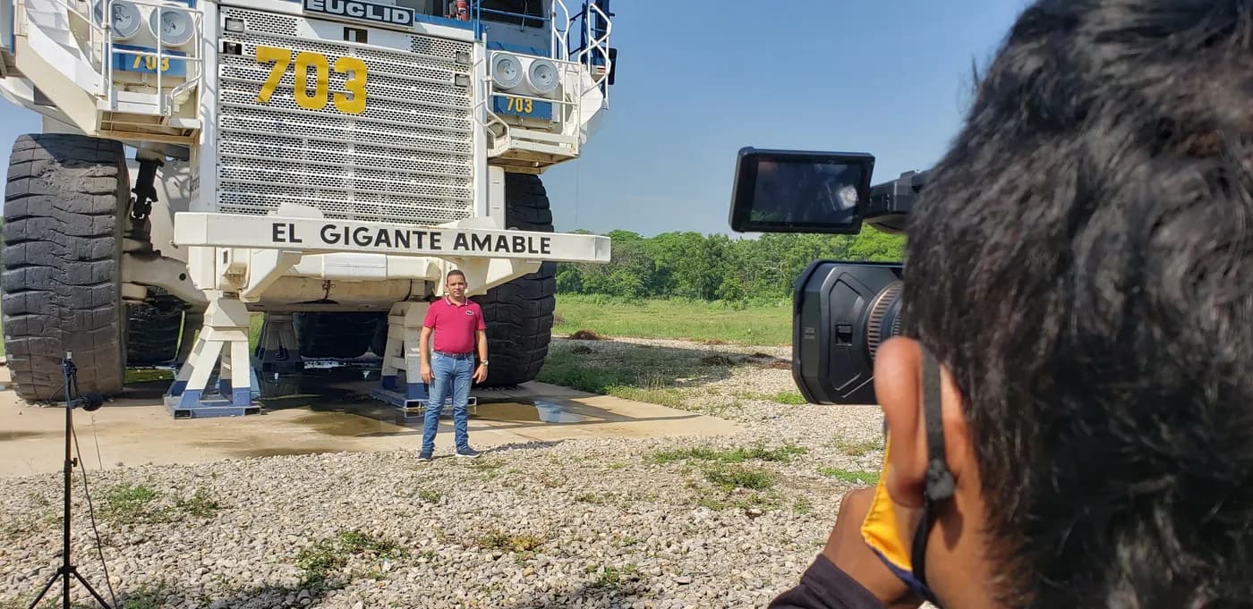 Camarógrafo de JMG graba a una persona frente al camión minero «El gigante amable».