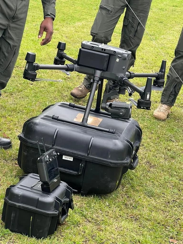 Dron profesional de mapeo junto a sus maletas de transporte, listo para una práctica de fotogrametría.