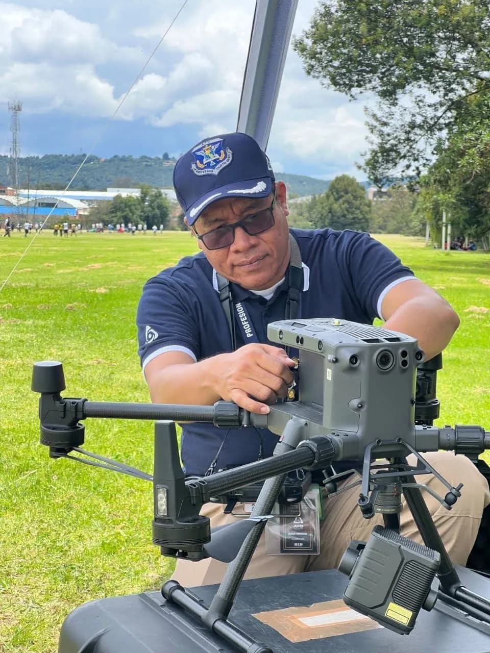 Integrante de JMG prepara un dron profesional de mapeo durante una práctica de fotogrametría.