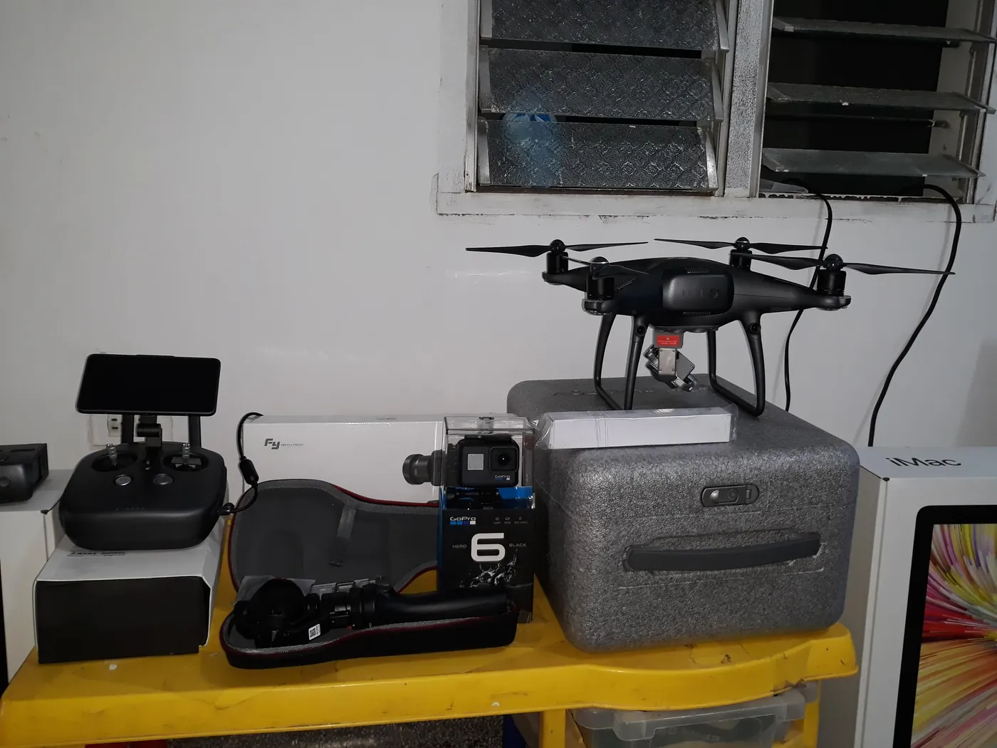Equipo de vuelo de JMG: dron, control remoto, cámara de acción y estuches de transporte.
