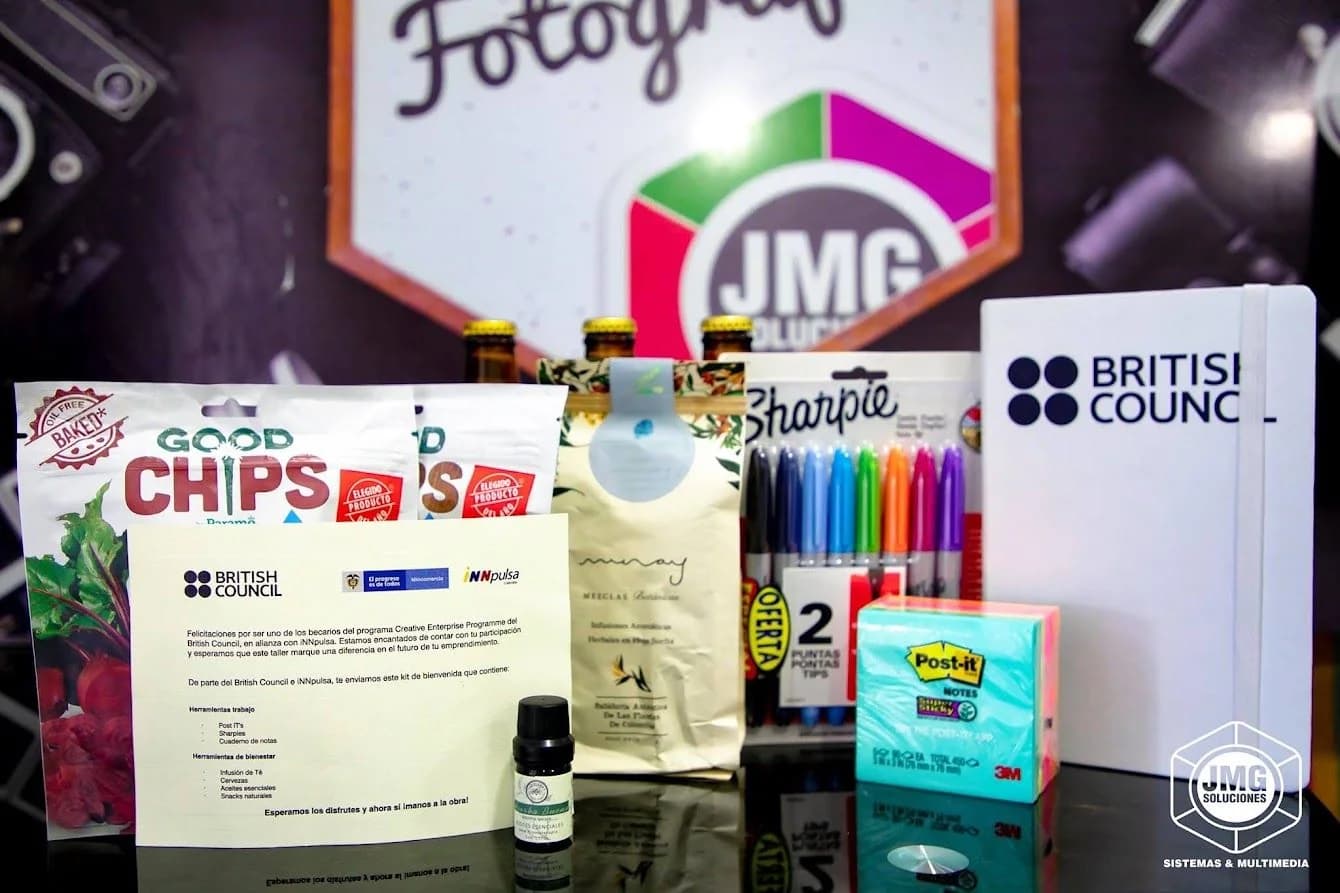 Kit de bienvenida de British Council e Innpulsa para el programa Creative Enterprise, frente al logo de JMG.