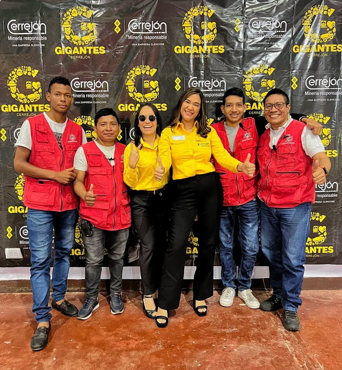 Equipo de JMG y equipo de Cerrejón con uniforme amarillo frente al fondo de prensa de «Gigantes».