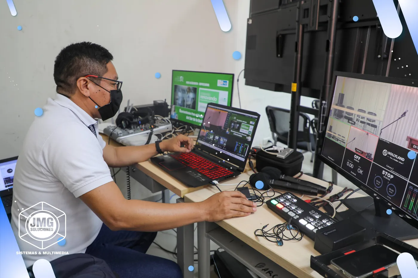 Director técnico de JMG supervisa varias pantallas con la señal en vivo durante una transmisión.