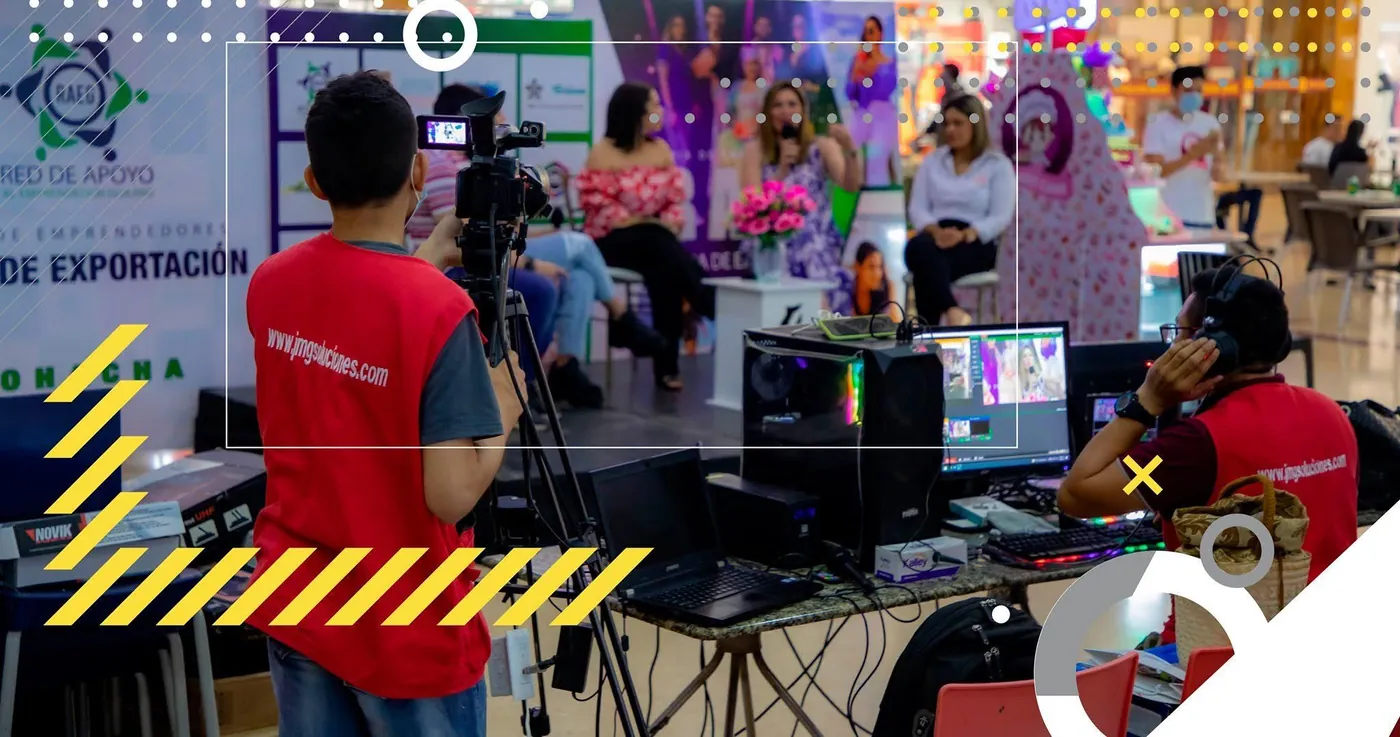 Camarógrafo y operador de JMG transmiten un conversatorio de emprendedoras en un centro comercial de Riohacha.